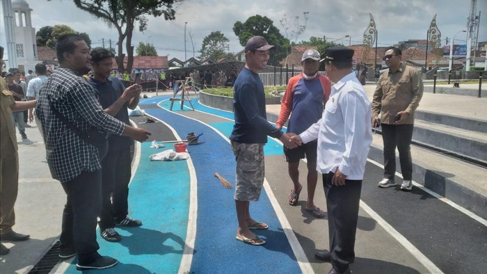 Wagub Jabar Uu Ruzhanul Ulum meninjau pembangunan Alun-alun SIngaparna.