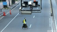 Nantinya ada beberapa kendaraan yang dikecualikan membayar seperti sepeda listrik, kendaraan umum plat kuning, kendaraan dinas operasional pemerintah dan TNI / Polri kecuali / selain berplat hitam, kendaraan korps diplomatik negara asing, ambulans, mobil jenazah, dan kendaraan pemadam kebakaran.