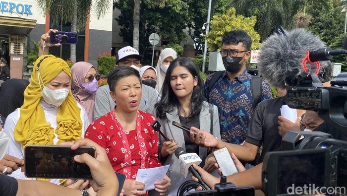 Wali murid bersama tim advokasi SDN Pocin 1 melayangkan keberatan administratif kepada Walkot Depok M Idris terkait rencana penggusuran SDN Pocin 1. (Devi Puspitasari/detikcom)