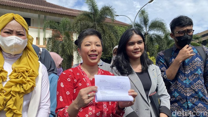 Wali murid bersama tim advokasi SDN Pocin 1 melayangkan keberatan administratif kepada Walkot Depok M Idris terkait rencana penggusuran SDN Pocin 1. (Devi Puspitasari/detikcom)