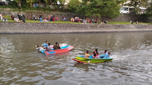 Warga lokal mencoba wahana Boat Tampan di Taman Pancing, Pemogan, Denpasar, Bali, Senin (9/1/2023).