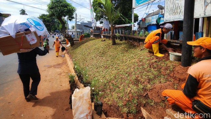 Lahan kosong dan tidak terawat di pinggir rel kereta Kebayoran Lama kini disulap menjadi taman hijau yang asri. Yuk, intip penampakannya.