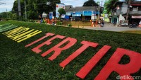 Seperti ini penampakan taman hijau di pinggir rel kereta Kebayoran Lama, Jakarta Selatan, Senin (9/1/2023).
