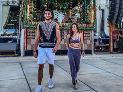 8 Potret Wulan Guritno Liburan di Bali, Peluk Mesra Hingga Joget Bareng Pacar