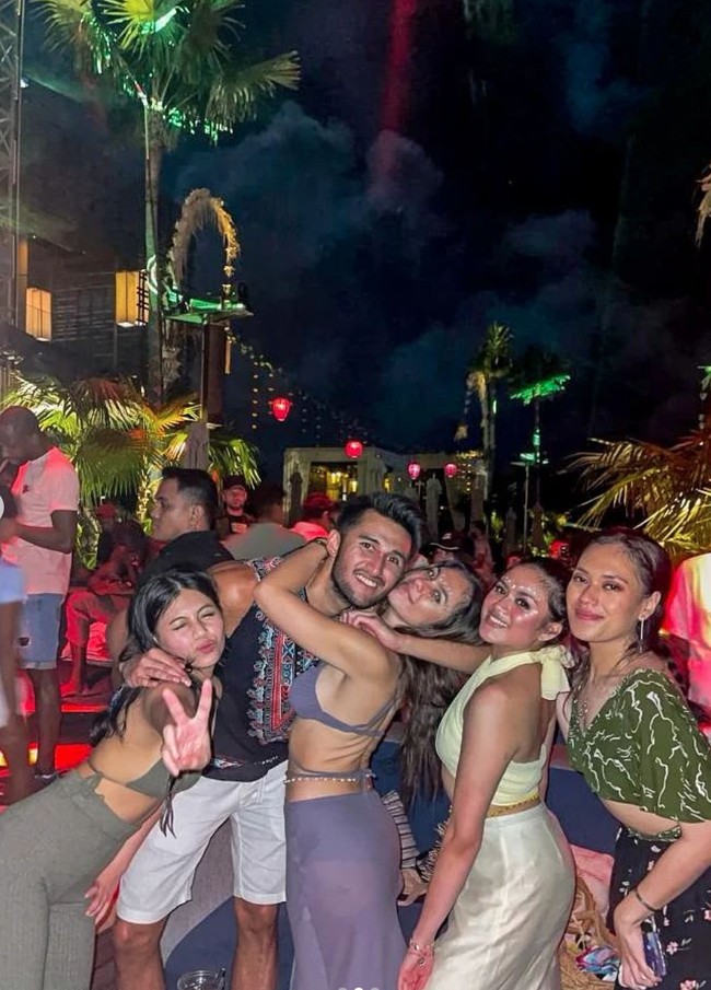 Kerap memamerkan kemesraan bersama kekasih, kali ini ibu 3 orang anak itu juga terlihat kembali memperlihatkan pose mesranya saat tengah memeluk Sabda Ahessa. Tak hanya berfoto berdua, Wulan dan Sabda tampak berpose bersama beberapa kerabatnya. Foto: Instagram/@wulanguritno