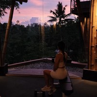 Tubuh langsing Wulan didapatkannya dengan rutin berolahraga. Walaupun tengah liburan di Bali ia tetap meluangkan waktuunya untuk berolahraga. Foto: Instagram/@wulanguritno