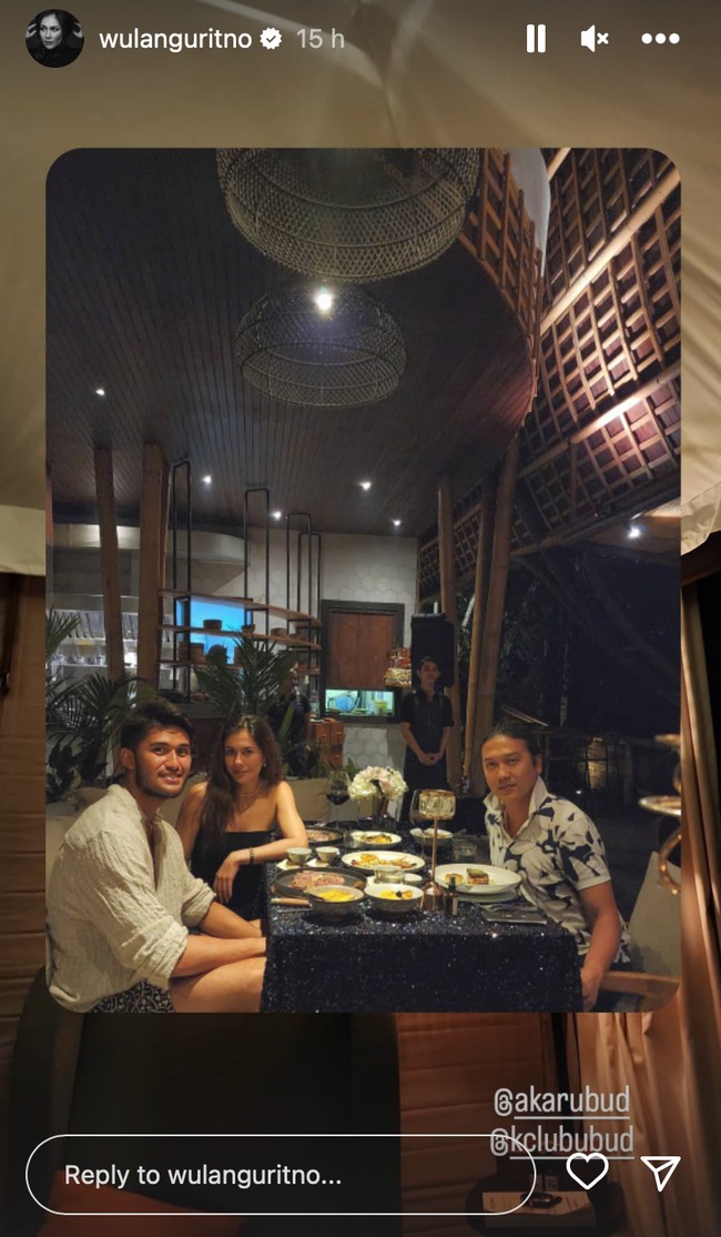 Punya gaya stylish dan penampilan awet muda membuat Wulan kerap jadi sorotan. Lihat saja, meski terpaut usia yang cukup jauh dari sang kekasih, gaya Wulan masih tetap terlihat bak anak muda bukan? Foto: Instagram/@wulanguritno