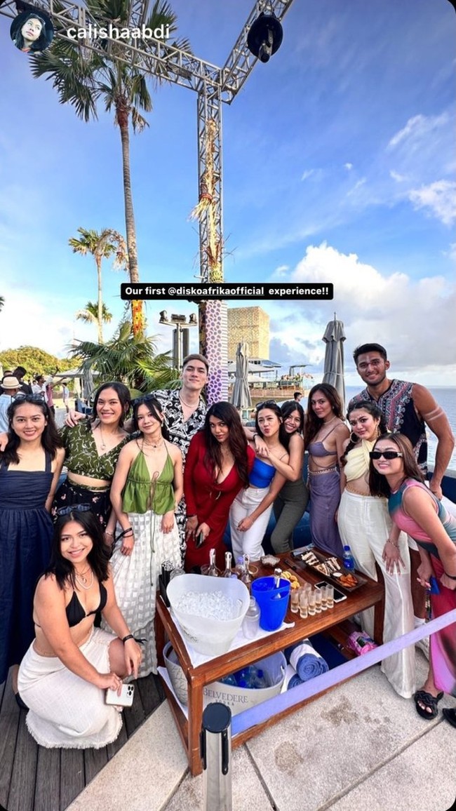 Penampilan Wulan saat berada di Bali berhasil mencuri atensi. Mengenakan busana seksi membuat sebagian tubuhnya, termasuk perut langsingnya jadi terlihat. Tak sedikit netizen yang mengaku iri melihat tubuh langsing Wulan tersebut. Foto: Instagram