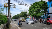Para pengendara motor tanpa mengenakan helm melintas di bawah kamera tilang elektronik (E-TLE) di Jl Daan Mogot, Kota Tangerang, Banten (10/1/2023).  