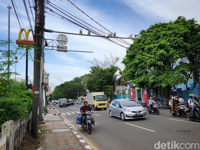 Para pengendara motor tanpa mengenakan helm melintas di bawah kamera tilang elektronik (E-TLE) di Jl Daan Mogot, Kota Tangerang, Banten (10/1/2023).