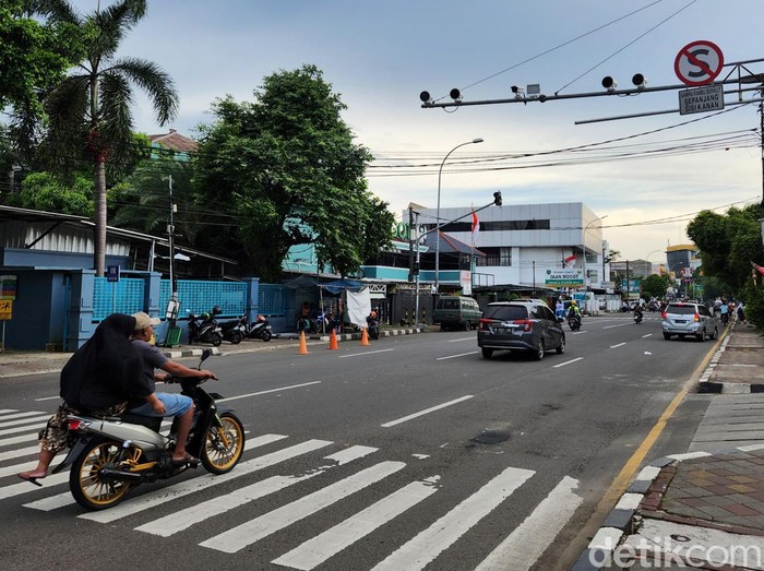 Ada Kamera E-TLE, Pemotor Ini Santai Melintas Tanpa Helm Para pengendara motor tanpa mengenakan helm melintas di bawah kamera tilang elektronik (E-TLE) di Jl Daan Mogot, Kota Tangerang, Banten (10/1/2023).