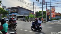 Mereka terlihat santai saat lampu flash pada kamera ETLE menyala terang.  