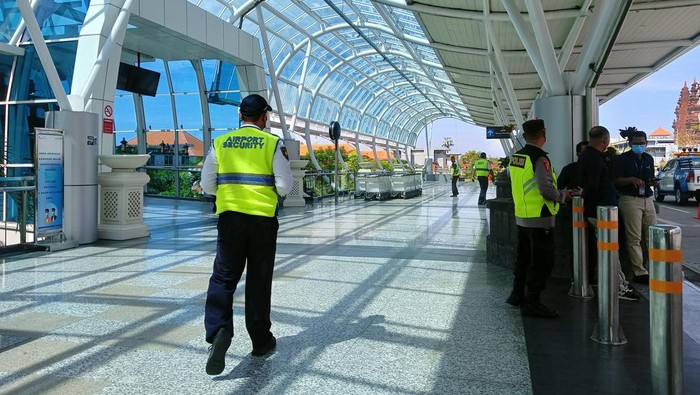 Airport Security tengah berjaga di Bandara Internasional I Gusti Ngurah Rai.