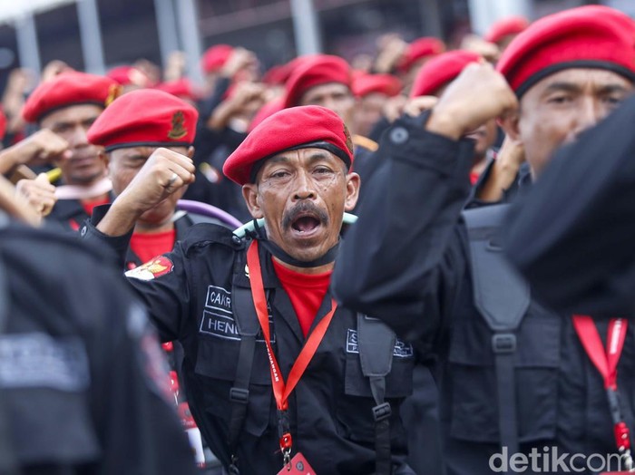 Ribuan kader PDIP yang tergabung dalam Satgas Cakra Buana dikerahkan dalam HUT PDIP ke-50, di Jakarta, Selasa (10/01/2023). Mereka terlihat semangat dan kompak membawa caping bergambar logo banteng dan nomor urut partai.