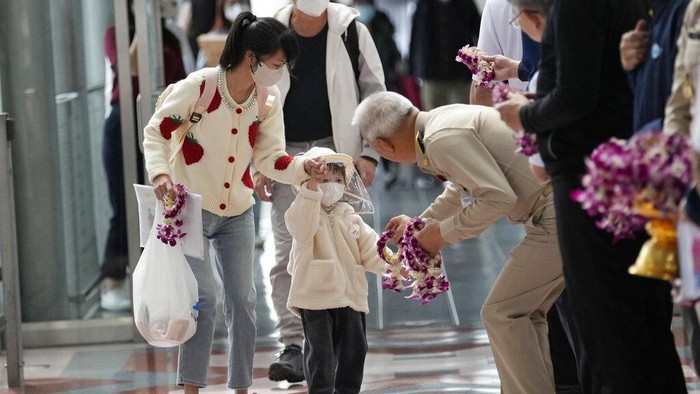 Chinese tourists arrive at Suvarnabhumi International Airport in Samut Prakarn province, Thailand, Monday, Jan. 9, 2023. Thailand is looking forward to hosting large numbers of vistors from China again after Beijing eased travel restrictions on Sunday. Chinese were about one-third of the total number of tourists visiting Thailand before the coronavirus pandemic, and the authorities hope they can help its lucrative tourism industry recover.(AP Photo/Sakchai Lalit)