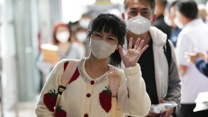 Chinese tourists arrive at Suvarnabhumi International Airport in Samut Prakarn province, Thailand, Monday, Jan. 9, 2023. Thailand is looking forward to hosting large numbers of vistors from China again after Beijing eased travel restrictions on Sunday. Chinese were about one-third of the total number of tourists visiting Thailand before the coronavirus pandemic, and the authorities hope they can help its lucrative tourism industry recover.(AP Photo/Sakchai Lalit)