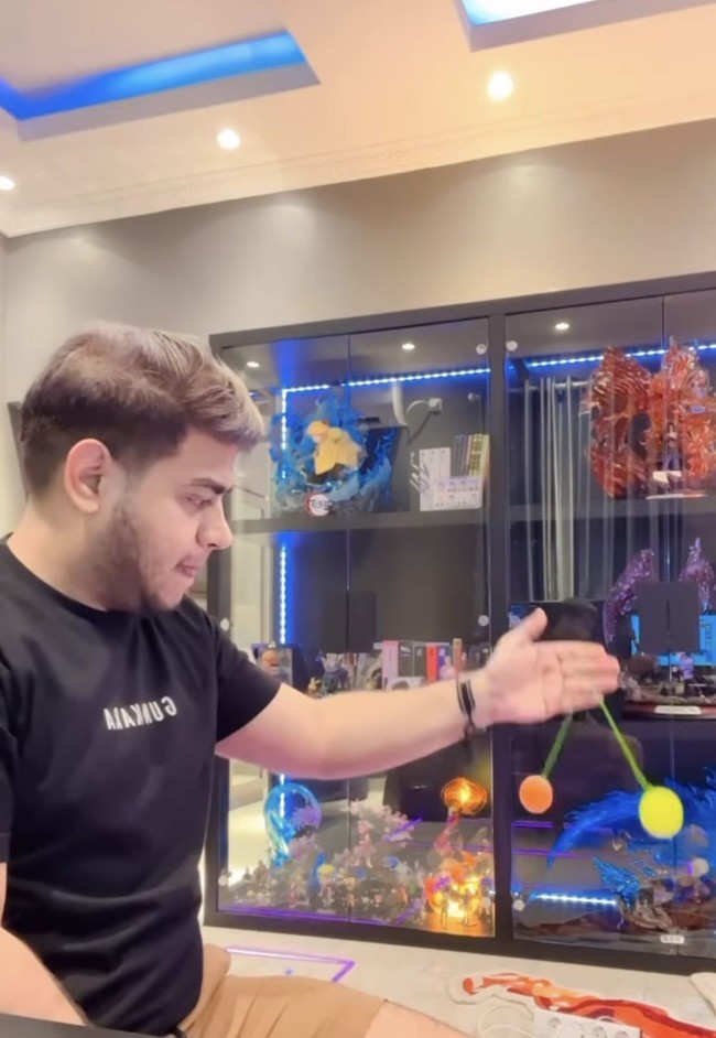 Nggak mau kalah, Fadil Jaidi juga ikutan tren bermain lato-lato. Ia bahkan terus berusaha berlatih sampai akhirnya bisa memainkan permainan tersebut. Foto: Instagram/@fadiljaidi