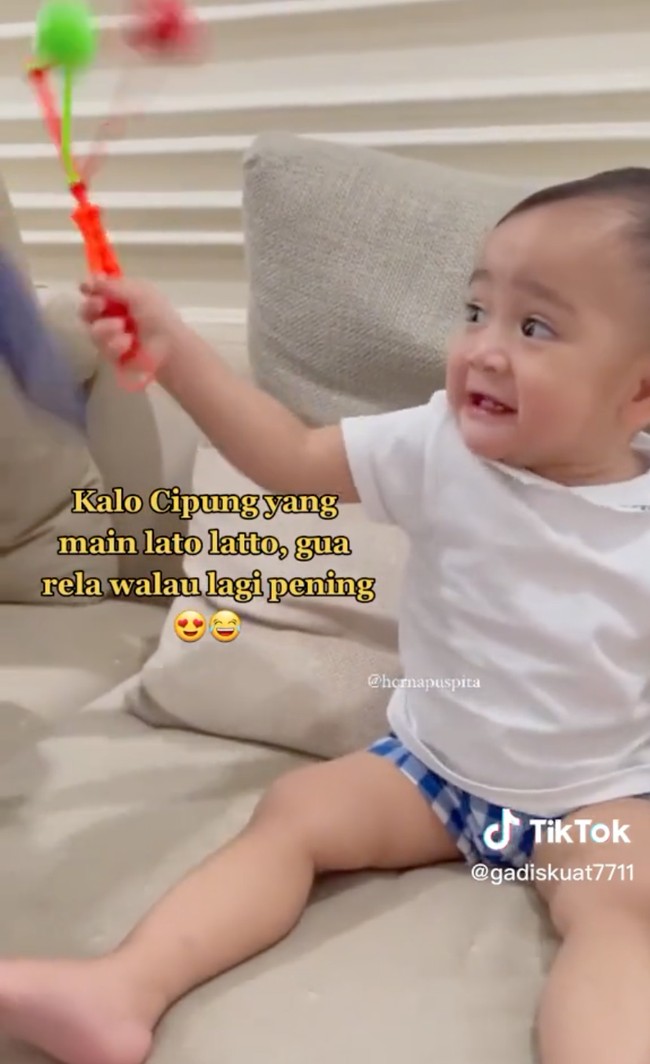 Terakhir ada aksi Rayyanza Cipung saat bermain lato-lato yang bikin gemas. Anak kedua Raffi Ahmad dan Nagita Slavina itu tampak begitu senang dan bersemangat saat bermain lato-lato. Foto: TikTok/@gadiskuat7711