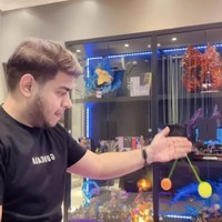 Nggak mau kalah, Fadil Jaidi juga ikutan tren bermain lato-lato. Ia bahkan terus berusaha berlatih sampai akhirnya bisa memainkan permainan tersebut. Foto: Instagram/@fadiljaidi