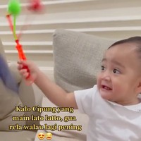 Terakhir ada aksi Rayyanza Cipung saat bermain lato-lato yang bikin gemas. Anak kedua Raffi Ahmad dan Nagita Slavina itu tampak begitu senang dan bersemangat saat bermain lato-lato. Foto: TikTok/@gadiskuat7711