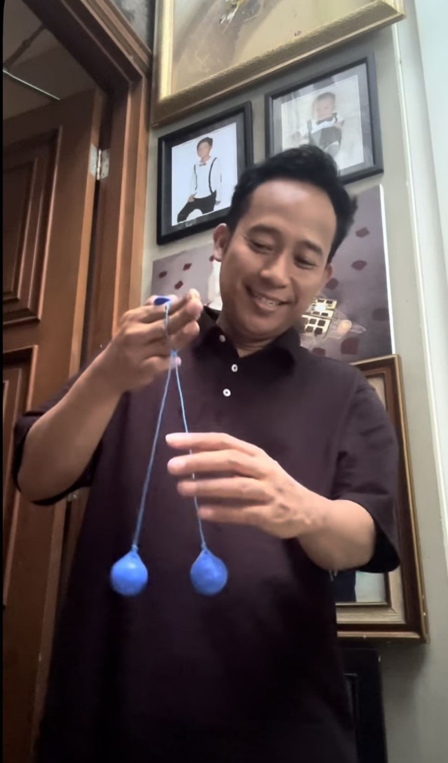 Denny Cagur juga tampak begitu piawai memainkan lato-lato usai berlatih langsung dengan Lord Arnol. Foto: Instagram/@dennycagur