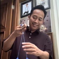 Denny Cagur juga tampak begitu piawai memainkan lato-lato usai berlatih langsung dengan Lord Arnol. Foto: Instagram/@dennycagur