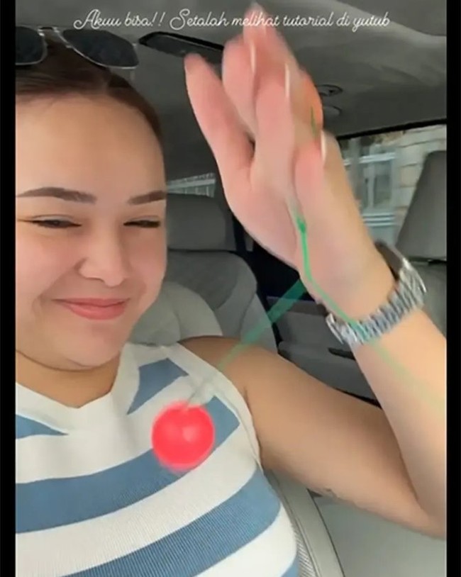 Melalui Instagram Story Amanda Manopo juga tak mau ketinggalan ikut bermain lato-lato. Amanda mengatakan jika dirinya akhirnya bisa bermain lato-lato setelah melihat tutorial di YouTube. Foto: Instagram/@amandamanopo