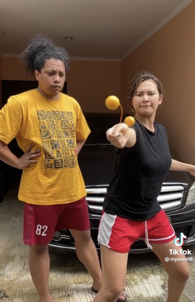Pasangan suami istri Arie Kriting dan Indah Permatasari juga tak mau ketinggalan. Keduanya terlihat asik mengikuti tren lato-lato yang tengah populer saat ini. Foto: tiktok.com/inpersa16