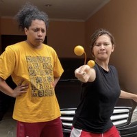 Pasangan suami istri Arie Kriting dan Indah Permatasari juga tak mau ketinggalan. Keduanya terlihat asik mengikuti tren lato-lato yang tengah populer saat ini. Foto: tiktok.com/inpersa16