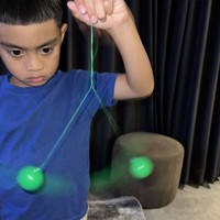 Tak cuma orang dewasa, anak para seleb, seperti Sekala anak Ayudia juga ikut penasaran dan mencoba bermain lato-lato. Tampak Sekala yang begitu serius bermain. Foto: twitter.com/ayudiac