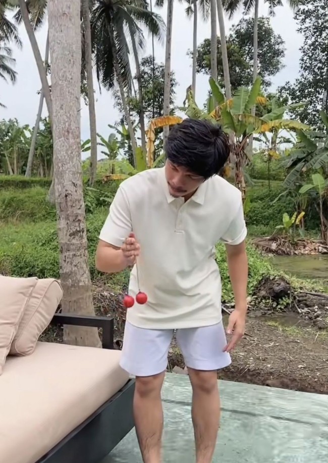 Saat tengah liburan ke Bali, Atta Haliliintar juga terlihat mencoba bermain lato-lato. Tampaknya permainan yang satu ini bikin nagih yaa.. Foto: tiktok.com/attahalilintar