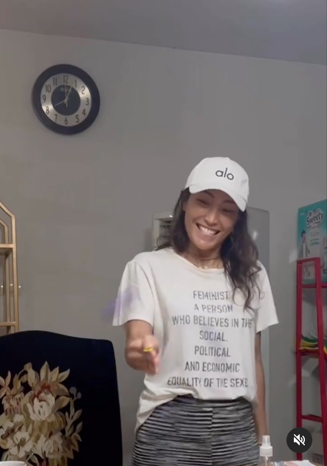 Melalui video singkat di akun Instagramnya Ayu Dewi tampak memamerkan keahliannya bermain lato-lato. Ayu mengatakan bahwa dirinya bahkan. bisa bermain lato-lato sambil memesan ojek online. Foto: Instagram/@mrsayudewi