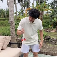 Saat tengah liburan ke Bali, Atta Haliliintar juga terlihat mencoba bermain lato-lato. Tampaknya permainan yang satu ini bikin nagih yaa.. Foto: tiktok.com/attahalilintar