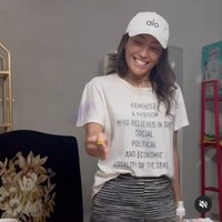 Melalui video singkat di akun Instagramnya Ayu Dewi tampak memamerkan keahliannya bermain lato-lato. Ayu mengatakan bahwa dirinya bahkan. bisa bermain lato-lato sambil memesan ojek online. Foto: Instagram/@mrsayudewi