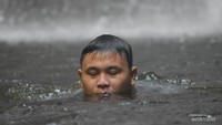 Berenang dan menikmati asrinya  air terjun sungai kandi