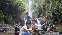 Makan bersama di air terjun sungai kandi
