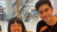 Athalla Naufal dikenal sebagai sosok yang paling hangat. Ia tak segan mengajak adik kecilnya, Vania, untuk makan sushi berdua. Foto: Instagram/athallanaufal7