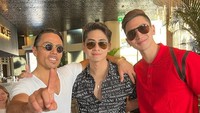Selain dengan sang ibunda, Athalla Naufal juga dekat dengan kakaknya yaitu Verrell Bramasta. Keduanya sengaja melancong ke Turki demi makan di restoran Salt Bae. Foto: Instagram/athallanaufal7