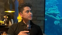 Ketika berada di restoran underwater, Athalla Naufal juga memesan segelas minuman segar. Gaya kecenya tampak menikmati minuman sambil memandangi ikan yang berenang. Foto: Instagram/athallanaufal7