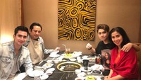 Walaupun berpisah, Venna Melinda, Ivan Fadillah dan kedua anaknya masih akur. Tak ingin melupakan kedua orang tuanya, Athalla Naufal menyatukan ayah dan ibunya saat makan bersama. Foto: Instagram/athallanaufal7