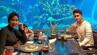 Makan bersama, Athalla Naufal dan Venna Melinda memilih restoran yang unik. Keduanya menikmati makanan lezat pada restoran underwater. Foto: Instagram/athallanaufal7
