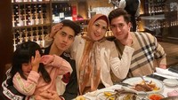 Venna Melinda paling senang mengajak semua anak-anaknya makan malam bersama. Sosok Athalla menjadi yang paling hangat dengan selalu memeluk adiknya bahkan saat makan. Foto: Instagram/athallanaufal7