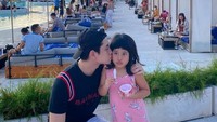 Pergi berlibur bersama Vania, Athalla mengajak adiknya ke Cafe del Mar yang populer. Athalla Naufal dengan hangat menemani sang adik menghabiskan es krim strawberrynya. Foto: Instagram/athallanaufal7