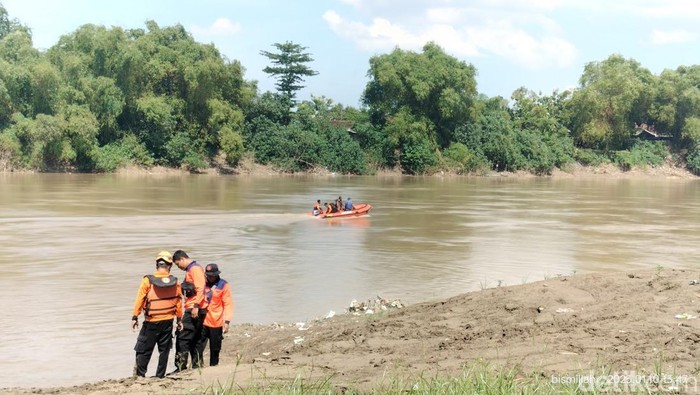 bapak anak tercebur bengawan solo