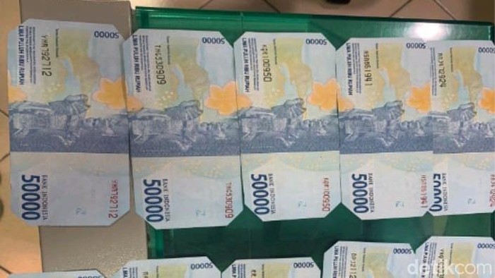 Barang bukti uang rupiah pecahan Rp 50 ribu yang dipotong oleh Rochmad
