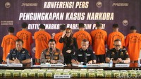 Karo Penmas Divisi Humas Polri Brigjen Pol Ahmad Ramadhan (kedua kiri) bersama Wadirtipidnarkoba Bareskrim Polri Kombes Jayadi (kedua kanan), Dir Interdiction Bea & Cukai Syarif Hidayat (kiri) memberikan keterangan saat konferensi pers pengungkapan kasus narkotika di Bareskrim Polri, Jakarta, Selasa (10/1/2023).