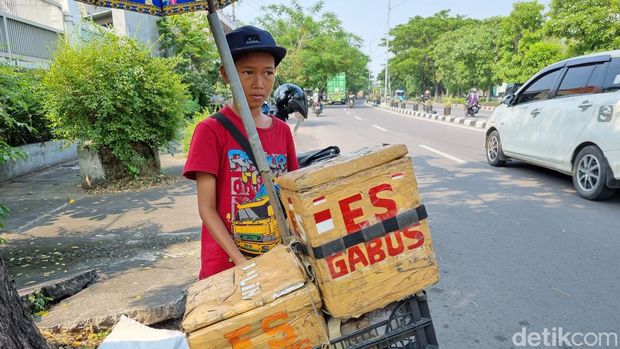 Bintang, siswa SD penjual es gabus di Jalan Kedung Cowek Surabaya