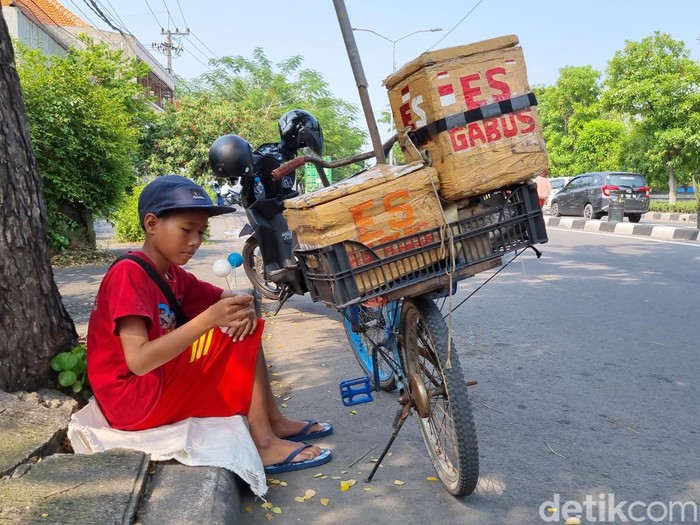 Bintang, siswa SD penjual es gabus di Jalan Kedung Cowek Surabaya