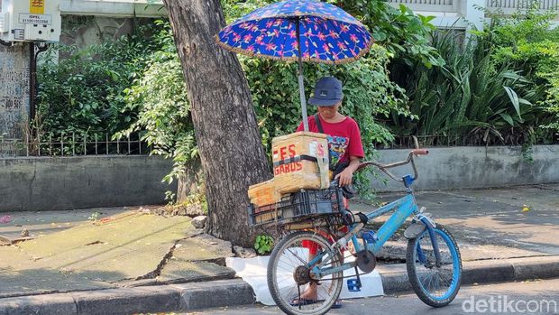 Bintang, siswa SD penjual es gabus di Jalan Kedung Cowek Surabaya