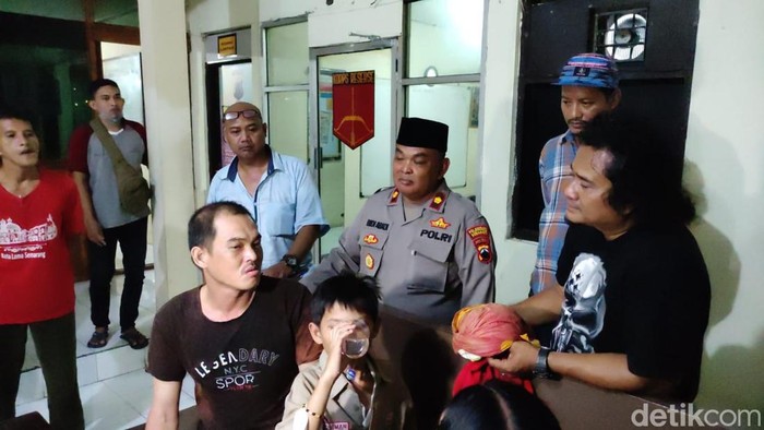 Bocah 8 tahun korban penculikan di Semarang bertemu kedua orang tuanya. Foto diambil di Mapolsek Semarang Utara, Selasa 10/1/2023).